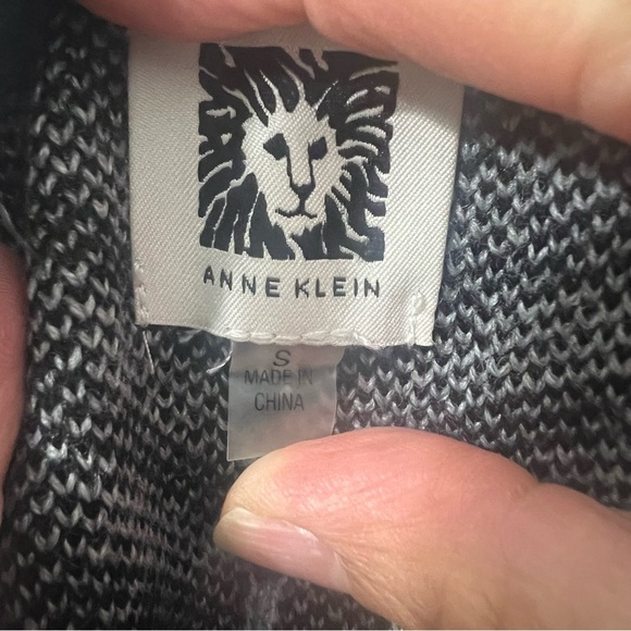 ANNE KLEIN Zip Front Cape/Poncho Black/Grey with Zipper and Emblem Size Small - Picture 7 of 9